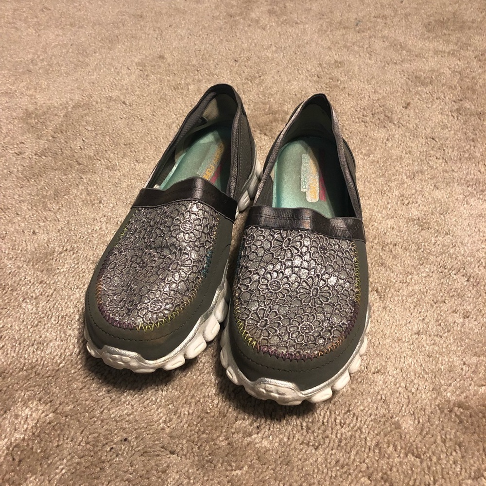 Girl size 4 Skechers Lightweight shoes